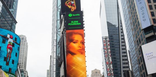 Σε άλλα νέα, η Ελένη Φουρέιρα μπήκε σε billboard της Times Square