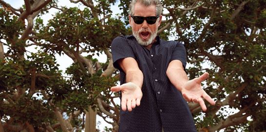 Ο αλεξίσφαιρος κύριος Pierce Brosnan