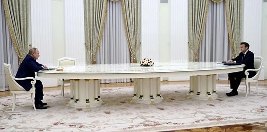 Το Twitter παραληρεί με το τραπέζι που έκατσαν Putin και Macron