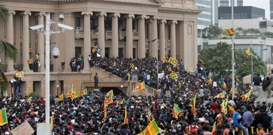 Σρι Λάνκα: Διαδηλωτές πυρπόλησαν την πρωθυπουργική κατοικία