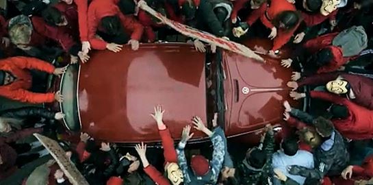 Το αυτοκίνητο του El Profesor φυσικά και θα ήταν ένας κόκκινος Σκαραβαίος