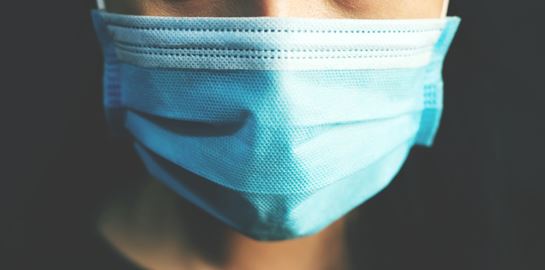 Ο Ηλία Μόσιαλος εξηγεί γιατί δεν πρέπει να κατεβάζουμε τη μάσκα στο πηγούνι