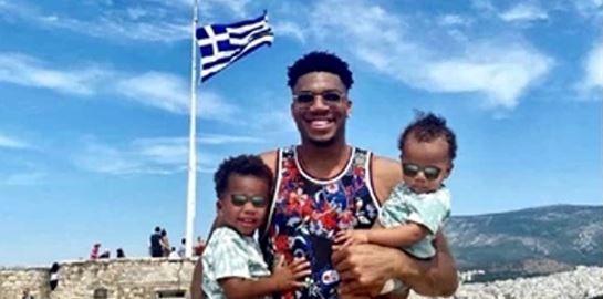 Γιάννης Αντετοκούνμπο και υιοί, στην Ακρόπολη