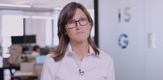 Μετοχές της Tesla αξίας 297 εκατομμυρίων δολαρίων πούλησε η Cathie Wood