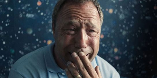 &#39;Τι σημαίνει να είσαι άντρας&#39;: Ο δημιουργός της σειράς Adolescence ζητά από πατεράδες να γράψουν γράμματα στους γιους τους