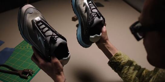 Με αυτά τα παπούτσια μπορείς να πάρεις τηλέφωνο τους δικούς σου