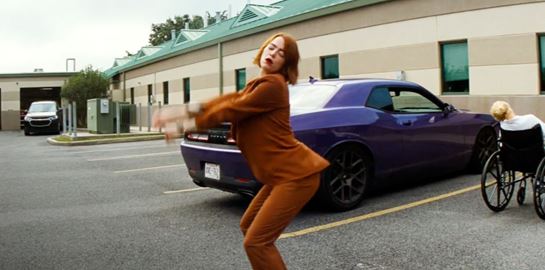 Βρήκαμε το αυτοκίνητο που οδηγεί η Emma Stone στη νέα ταινία του Γιώργου Λάνθιμου