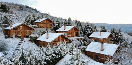 Hyades Mountain Resort: Η εμπειρία του Wooden Cave και η αυθεντική πλευρά των Τρικάλων Κορινθίας