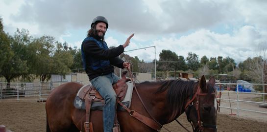 Το νέο μεγάλο meme του Keanu Reeves έρχεται καβάλα στο αλόγο