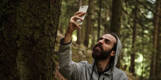 Τελικά, αν σηκώσεις το κινητό πιο ψηλά, έχει καλύτερο σήμα;