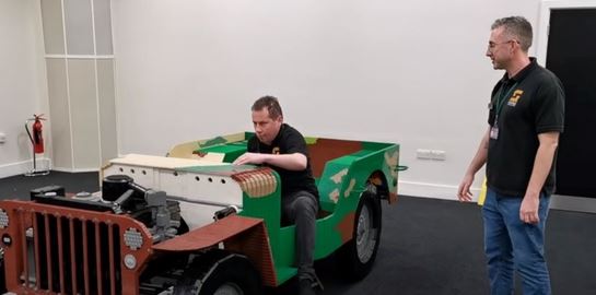 Πώς καταστρέφεις ένα τζιπ Lego με 120.000 τουβλάκια