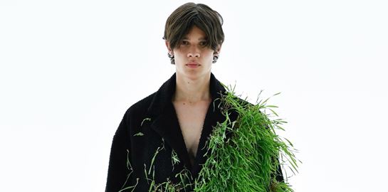 Τι νόημα έχουν τα χορταριασμένα ρούχα του Jonathan Anderson;