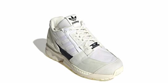 Ένα ρετρό ζευγάρι adidas για τρέξιμο