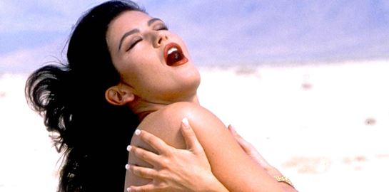 Catherine Zeta Jones: Κάνει χούλα χουπ φορώντας μόνο ένα καπέλο και το μπικίνι της