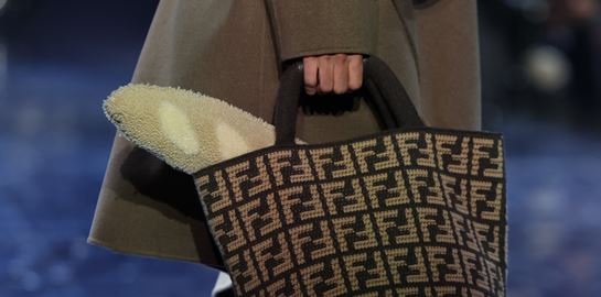 Θα κρατούσες ποτέ μία τσάντα που μοιάζει με φραντζόλα;