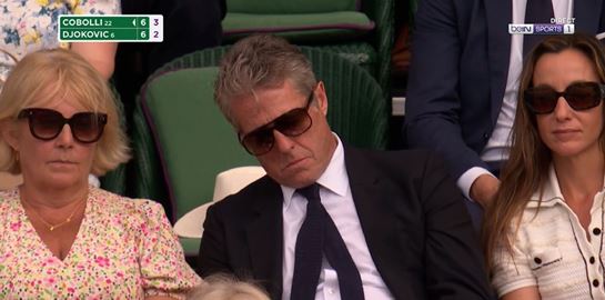 O Hugh Grant έριξε υπνάκο σε αγώνα τένις στο Wimbledon και έγινε viral