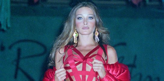 Η Carla Bruni φοράει και πάλι κόκκινα, διάφανα φορέματα