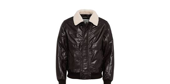 Το δερμάτινο bomber με τον γούνινο γιακά, στη σωστή τιμή