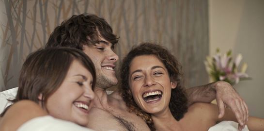 Πώς να προσεγγίσεις την ιδέα για τρίο, χωρίς να καταστρέψεις τη σχέση σου