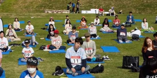 Σίγουρα δεν έχεις δει ξανά τέτοιον διαγωνισμό: Ποιος θα χαλαρώσει πιο πολύ