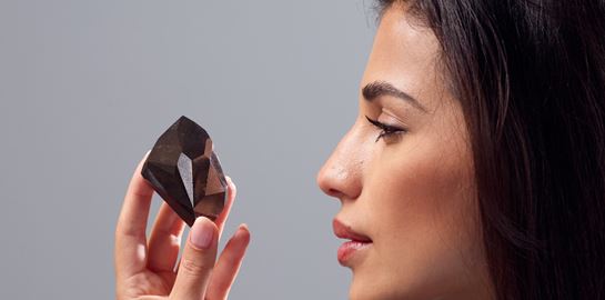 Το πανάρχαιο μαύρο διαμάντι που πουλήθηκε για σχεδόν 4 εκατ. Ευρώ