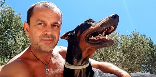 Ο Τάκης Προεστάκης στο καταφύγιό του στην Κρήτη έχει σώσει πάνω από 1000 ζώα