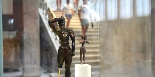 Το Εθνικό Αρχαιολογικό Μουσείο συναντά έναν κρητικό κούρο