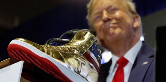 Ο Donald Trump λανσάρει δικά του παπούτσια για να πληρώσει τα χρέη του