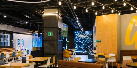 Απολαμβάνοντας burger στο εστιατόριο των πρωταθλητών