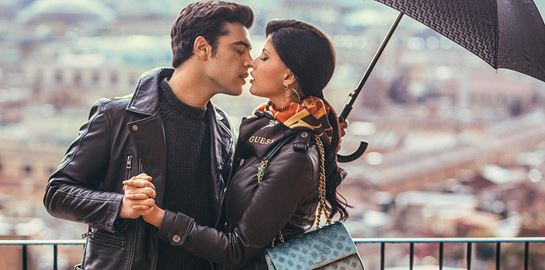 Η συλλογή της Guess είναι μία ωδή στον κόσμο των αγώνων αυτοκινήτου