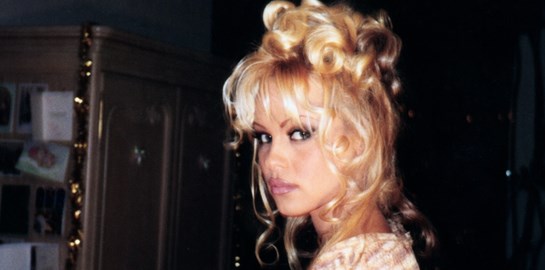 Το Pamela, A Love Story έρχεται για να βάλει τα πράγματα στη θέση τους