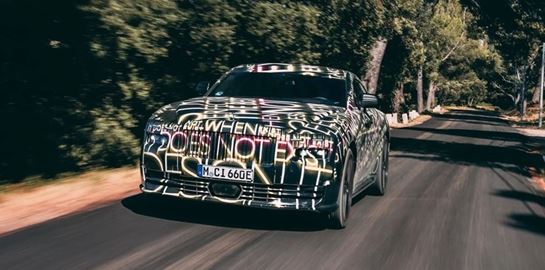 To πρώτο ηλεκτρικό αυτοκίνητο της Rolls-Royce βολτάρει στη Γαλλική Ριβιέρα