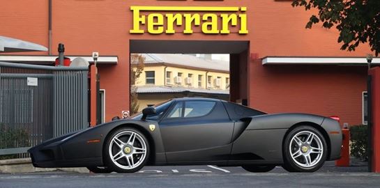 Πωλείται η μοναδική μαύρη ματ Ferrari Enzo στον κόσμο