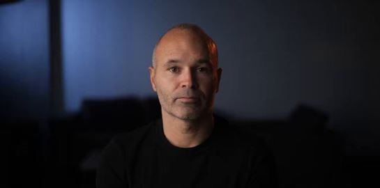 Είδαμε τον Andres Iniesta με δάκρυα στα μάτια να ανακοινώνει ότι σταματά το ποδόσφαιρο (video)