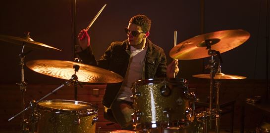 Ο Άγγελος Πεντάρης στο rooftop του The Foundry Suites Athens