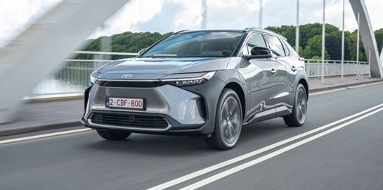 Έτοιμη να αναθεωρήσει η Toyota για τα ηλεκτρικά αυτοκίνητα