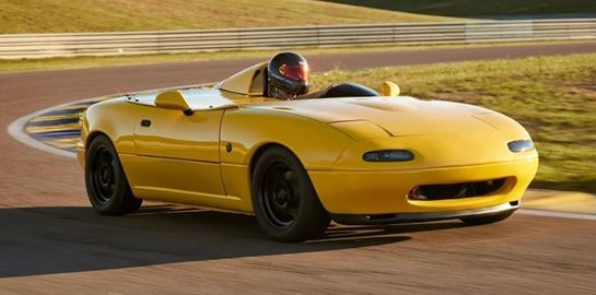 Ναι, κυκλοφορεί μονοθέσιο restomod Mazda MX-5 πρώτης γενιάς