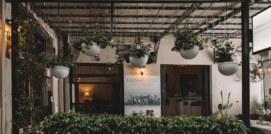 Το αθηναϊκό εστιατόριο που γοήτευσε τους New York Times και η καταπράσινη αυλή του