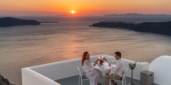 To Varoulko Santorini μας προσκαλεί σε ένα μοναδικό ταξίδι οινογευσίας στο Grace Hotel: