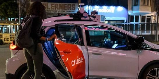 Ένα αυτόνομο ταξί τριγυρνά στο Σαν Φρανσίσκο