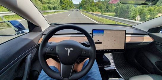 Πώς είναι να &quot;οδηγείς&quot; την τελευταία έκδοση αυτόνομου Tesla;
