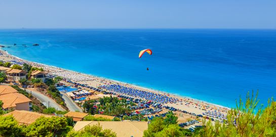 Η Ελλάδα ετοιμάζει ξαπλώστρες και ομπρέλες από τον Μάιο σύμφωνα με το Reuters