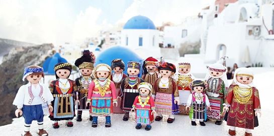 Όταν τα Playmobil ντύθηκαν με παραδοσιακές φορεσιές της Ελλάδας