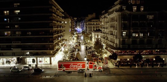 Το εμβληματικό φορτηγό της Coca-Cola στους δρόμους της Ελλάδας