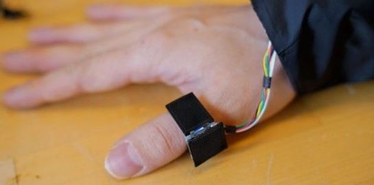 Ένα δαχτυλίδι που χρησιμοποιεί AI φέρνει επανάσταση στη νοηματική γλώσσα