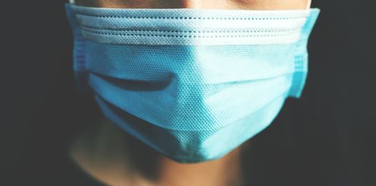 Γιατί γίνεται και πάλι υποχρεωτική η μάσκα