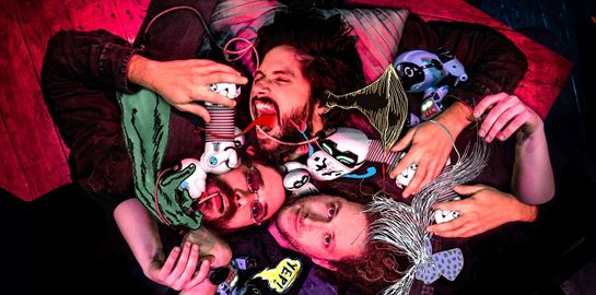 Στο ΝΥΞ, ο Γιάννης Νιάρρος αφηγείται ιστορίες περίεργες