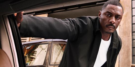 Ο Idris Elba επαναπροσδιορίζει το αντρικό στυλ φορώντας Calvin Klein