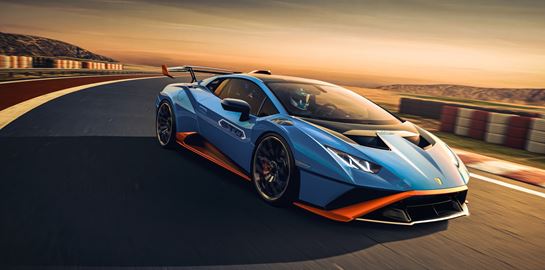 Η Lamborghini Huracan STO βγαίνει από την πίστα στον δρόμο