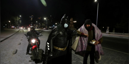 O Batman τριγυρίζει στους δρόμους της Χιλής και μοιράζει φαγητό στους άστεγους